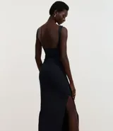 Vestido largo tipo midi de corte ajustado, confeccionado en poliamida con elastano. Presenta escote cuadrado, breteles anchos y una abertura lateral en el ruedo.