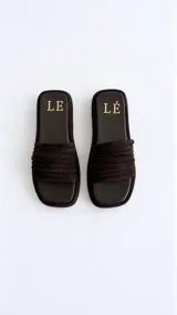 Sandalias de punta cuadrada con plataforma forrada, capellada con múltiples tiras finas y plantilla con logotipo estampado en dorado.