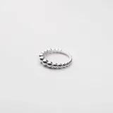 Anillo de plata 925 con diseño de esferas de tamaño decreciente.