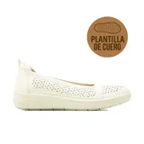 Zapatos casuales Korium Confort modelo Juno, de color beige, con diseño perforado en laser formando motivos florales, suela corrida con plataforma baja y plantilla de cuero.