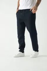 Pantalón de felpa azul marino para hombre, con cintura ajustable, bolsillos laterales y logo estampado.