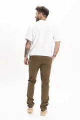 Pantalón chino color marrón claro, de corte recto y tiro medio.