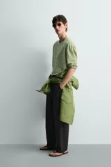 Camiseta de manga larga con ajuste relaxed fit y cuello redondo amplio, confeccionada en tejido de mezcla de algodón y lino con patrón de rayas horizontales en color verde y blanco.