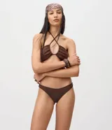 Bombacha de bikini básica de microfibra color marrón, con diseño cómodo y versátil, destacada por un sutil bordado localizado en contraste en el borde superior.