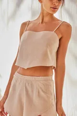 Top color nude confeccionado en lino con escote recto y breteles finos.
