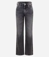 Pantalón tipo flare de jean con efecto desgastado, cintura media, cierre frontal con botón y bolsillos traseros con solapa.