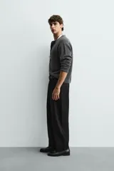 Pantalón de corte balloon fit, confeccionado en una mezcla de lyocell y algodón. Presenta bolsillos frontales, bolsillos traseros de vivo y cierre frontal con cremallera y botón.