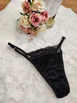 Tanga de terciopelo y encaje negro, con tiras regulables y diseño sensual.