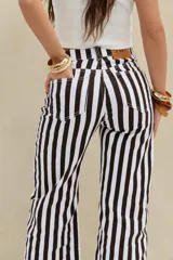 Jeans de corte recto y tiro alto, con diseño de rayas verticales en colores marrón oscuro y blanco.