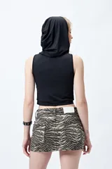 Minifalda de tiro bajo con estampado animal print de cebra en tonos marrones y negros.