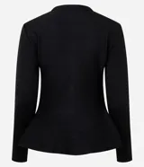 Saco de tricot negro con diseño peplum, cuello redondo, mangas largas y cierre frontal con botones. Presenta un corte ajustado en el torso que se ensancha en la cintura.