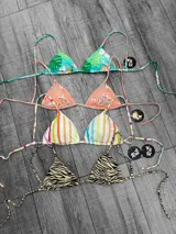 Top de bikini triangular con tirantes finos y estampado de hojas, flamencos, rayas o animal print.