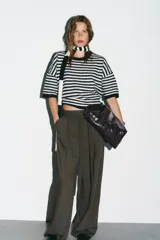 Bolso maxi shopper color marrón oscuro, con asa ancha ajustable con hebilla. Incluye bolsillo interno con cierre de cremallera metálica y cierre imantado.