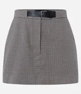 Short pollera de corte sastrero, color gris con estampado de cuadros. Presenta cintura fija, cierre con cremallera, bolsillos y cinturón de poliuretano.