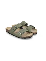 Sandalias Hush Puppies modelo Timbo, color verde militar, con doble tira ajustable con hebillas metálicas, plantilla anatómica de corcho y suela de goma antideslizante.