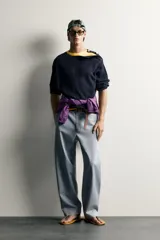 Pantalón chino para hombre de corte relajado, confeccionado en tejido de algodón con efecto lavado en color celeste. Cuenta con bolsillos delanteros, bolsillos traseros de vivo con botón y cierre frontal con cremallera y botón.