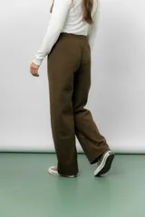 Pantalón de corte relajado y pierna recta, confeccionado en tejido tipo corderoy liviano. Presenta cintura elastizada con cordón ajustable y diseño de silueta amplia.