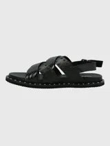 Sandalias negras de cuero con tiras cruzadas y detalles de tachas.