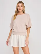 Blusa Allie Rose de punto liviano color beige, con trama texturada en relieve de efecto gofrado, silueta relajada, escote redondo amplio, mangas cortas holgadas de corte mariposa y ruedo con pretina ancha.