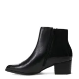 Botas de caña baja marca Bottero, confeccionadas en cuero negro con textura granulada. Presentan un diseño de estilo chelsea con elástico lateral, punta fina y taco cuadrado de altura media.
