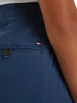 Pantalón chino azul marino de algodón elástico, corte amplio, pierna recta y pinzas delanteras.