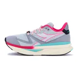 Championes de running Diadora Atomo V7000, color gris con detalles en fucsia, turquesa y blanco. Cuentan con suela de goma y cordones bicolores.