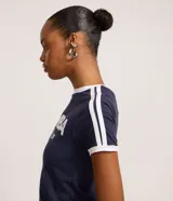 Remera ajustada de algodón color azul marino con cuello redondo y ribetes blancos en el cuello y mangas. Estampado frontal en blanco con el texto "SAMBA 20 Cura 25" y cuatro estrellas doradas debajo.