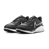 Championes de running Nike Vomero 17, color negro con detalles en blanco. Presentan un diseño de malla transpirable, cierre con cordones y suela con amortiguación de alto rendimiento.