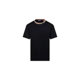 Remera de manga corta Burberry en color negro, confeccionada en algodón, con cuello redondo clásico adornado con el característico estampado de cuadros de la marca en tonos beige, negro y rojo.