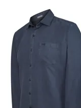 Camisa de manga larga RKF confeccionada en una mezcla de tencel y lino, con acabado teñido en prenda. Presenta un diseño minimalista con cuello clásico, cierre frontal de botones, un bolsillo en el pecho con logo bordado y puños abotonados.