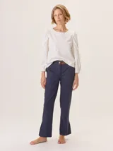 Pantalon de corte cigarrillo con pierna angosta, confeccionado en una mezcla de algodon y tencel. Presenta un diseño minimalista con detalles de costura en contraste y una pequeña abertura en el ruedo.