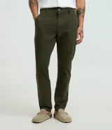 Pantalón masculino de corte skinny confeccionado en sarga de algodón con elastano. Presenta cierre frontal con botón y cremallera, cintura con trabillas y bolsillos laterales y traseros.