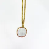 Collar con cadena de eslabones dorados y dije rectangular de nácar blanco con bordes irregulares y engaste dorado.