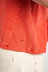 Remera de algodón peinado con efecto lavado, cuello redondo y mangas cortas, de calce ajustado al cuerpo.
