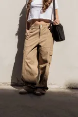 Pantalón cargo color beige, de tiro alto y corte ancho.