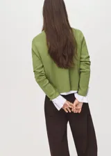 Jersey de punto fino con cuello perkins y manga larga, de diseño recto y corte clásico.