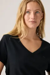 Remera negra de algodón con cuello en V y mangas cortas.