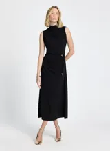 Vestido midi negro de punto con cuello alto, sin mangas, corte ajustado, fruncido lateral con cinturón y largo midi.