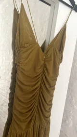 Vestido largo verde oliva de microtul, con escote en V y frunces en la parte delantera.