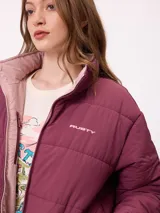 Campera puffer reversible de la marca Rusty, con diseño capitoneado. Presenta cuello alto, cierre frontal completo y logo bordado en el pecho. El interior es de un tono contrastante.
