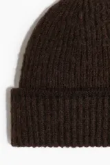 Gorro beanie de punto acanalado color marrón oscuro, con doblez y acabado cepillado suave en el interior.