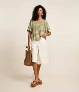 Blusa verde militar con estampado de cocoteros en tono claro, de mangas corta tipo godê y escote cuadrado con detalles fruncidos.