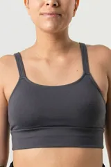 Top deportivo de escote redondo con breteles finos y faja ancha de doble tela. Confeccionado en tejido satinado con tecnología LYCRA® XTRA LIFE™.