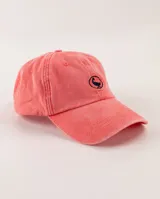 Gorra de béisbol color salmón con efecto lavado y logo bordado en azul marino.