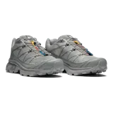 Championes Salomon XT-6, calzado de trail running adaptado para uso urbano. Diseño en color negro, gris, rojo y blanco, con sistema de cordones de ajuste rápido Quicklace y suela de gran tracción.