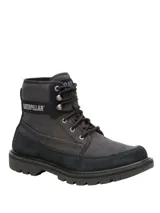 Bota de caña media Caterpillar, confeccionada en una combinación de canvas y gamuza en color negro. Presenta cierre mediante cordones con ojalillos metálicos, suela de goma dentada de alta tracción y logo de la marca en el lateral y la lengüeta.