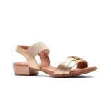 Sandalias de cuero negro con taco bajo cuadrado, tira ancha sobre los dedos con detalle de hebilla dorada y tira elástica en el tobillo.