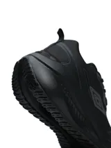 Championes Umbro modelo Fly para hombre, de color gris oscuro con suela chunky gris clara y detalles en blanco. Cuentan con capellada de malla transpirable y el logo de la marca en el lateral.