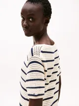 Vestido largo de punto calado a rayas horizontales color crudo y azul marino, de manga corta y corte recto con aberturas laterales.