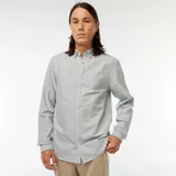 Camisa de corte clásico confeccionada en tejido Oxford, con diseño de rayas verticales en tonos verde y blanco. Presenta cuello abotonado, cierre frontal con botones y mangas largas con puños abotonados.